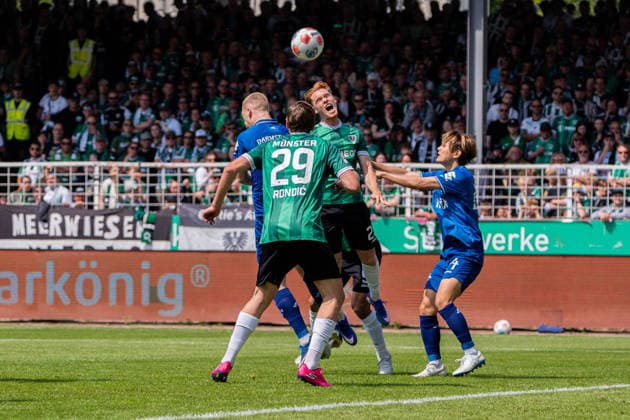 Münster, Deutschland 10. Mai 2026: 2. BL - 2025 2026 - Sp. 33 - SC Preußen Münster gegen SV Darmstadt 98 Im Bild: v. li. im Zweikampf Kai Klefisch (Darmstadt), Luca Bolay (PRM) und Yosuke Furukawa (Darmstadt) DFL DFB regulations prohibit any use of photographs as image sequences and or quasi-video LVM Preussenstadion Nordrhein Westfalen