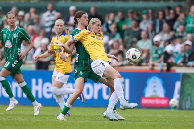 v.li.: Lara Schmidt (SV Werder Bremen, 24) und Melina Reuter (FC Carl Zeiss Jena, 7) im Zweikampf, Duell, Dynamik, Aktion, Action, Spielszene, DIE DFB-RICHTLINIEN UNTERSAGEN JEGLICHE NUTZUNG VON FOTOS ALS SEQUENZBILDER UND ODER VIDEOÄHNLICHE FOTOSTRECKEN. DFB REGULATIONS PROHIBIT ANY USE OF PHOTOGRAPHS AS IMAGE SEQUENCES AND OR QUASI-VIDEO., 10.05.2026, Bremen (Deutschland), Fussball, Google Pixel Frauen-Bundesliga, SV Werder Bremen - FC Carl Zeiss Jena