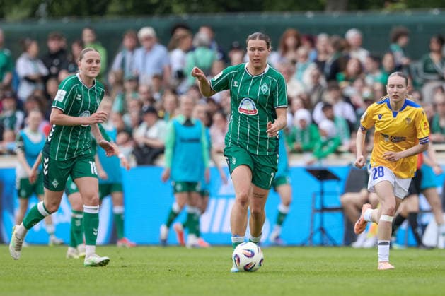 Larissa Mühlhaus (SV Werder Bremen, 7) am Ball, Einzelbild, Ganzkörper, Aktion, Action, Spielszene, DIE DFB-RICHTLINIEN UNTERSAGEN JEGLICHE NUTZUNG VON FOTOS ALS SEQUENZBILDER UND ODER VIDEOÄHNLICHE FOTOSTRECKEN. DFB REGULATIONS PROHIBIT ANY USE OF PHOTOGRAPHS AS IMAGE SEQUENCES AND OR QUASI-VIDEO., 10.05.2026, Bremen (Deutschland), Fussball, Google Pixel Frauen-Bundesliga, SV Werder Bremen - FC Carl Zeiss Jena