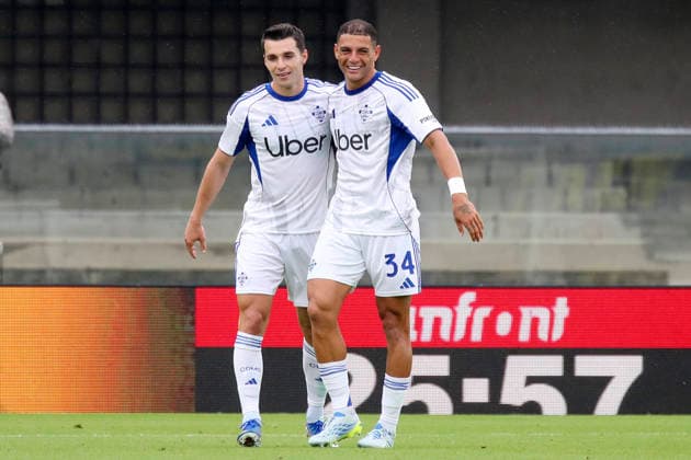 Como™s Anastasios Douvikas ™s celebration goal 0-1 during the Serie A soccer match between Hellas Verona and Como at the Bentegodi Stadium in Verona, north west Italy - Sunday , May 10 , 2026. - Soccer .  Copyright: xPaolaxGarbuio Lapressex
