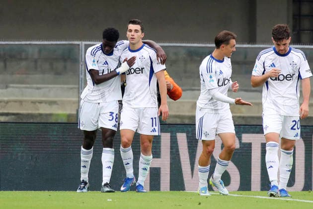 Como™s Anastasios Douvikas ™s celebration goal 0-1 during the Serie A soccer match between Hellas Verona and Como at the Bentegodi Stadium in Verona, north west Italy - Sunday , May 10 , 2026. - Soccer .  Copyright: xPaolaxGarbuio Lapressex
