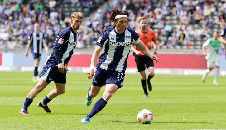 Fabian Reese am Ball Einzelbild Freisteller Aktion Fußball Fussball DFL 2.Bundesliga Herren 33.Spieltag Saison 2025 2026 10.05.2026 Hertha BSC Berlin vs. SpVgg Greuther Fürth DFL regulations prohibit any use of photographs as image sequences and or quasi-video