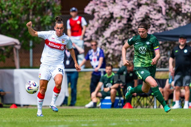 2. Frauen-Bundesliga: VfB Stuttgart vs. Vfl Wolfsburg II; 10.05.2026 Stuttgart, GERMANY - 10. Mai 2026: Nicole Billa (VfB Stuttgart, 26) beim Laufduell gegen Maria Jonietz (VfL Wolfsburg II, 5) während dem Match zwischen dem VfB Stuttgart und dem Vfl Wolfsburg II am 25. Spieltag der 2. Frauen-Bundesliga auf dem Sportgelände des PSV Stuttgart. Copyright: xBEAUTIFULxSPORTS Steinx