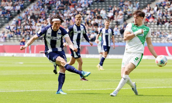 Fabian Reese schiesst, Reno Münz Zweikampf Spielszene Aktion Fußball Fussball DFL 2.Bundesliga Herren 33.Spieltag Saison 2025 2026 10.05.2026 Hertha BSC Berlin vs. SpVgg Greuther Fürth DFL regulations prohibit any use of photographs as image sequences and or quasi-video