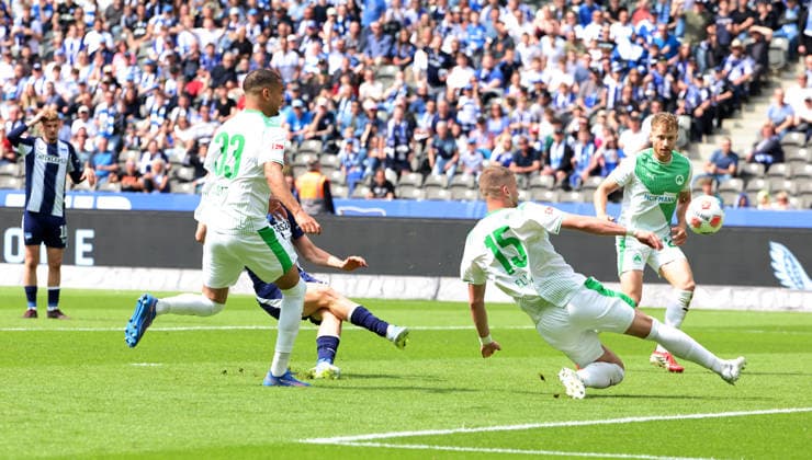 Kennet Eichhorn erzielt das Tor zum 1:0 Zweikampf Spielszene Aktion Fußball Fussball DFL 2.Bundesliga Herren 33.Spieltag Saison 2025 2026 10.05.2026 Hertha BSC Berlin vs. SpVgg Greuther Fürth DFL regulations prohibit any use of photographs as image sequences and or quasi-video