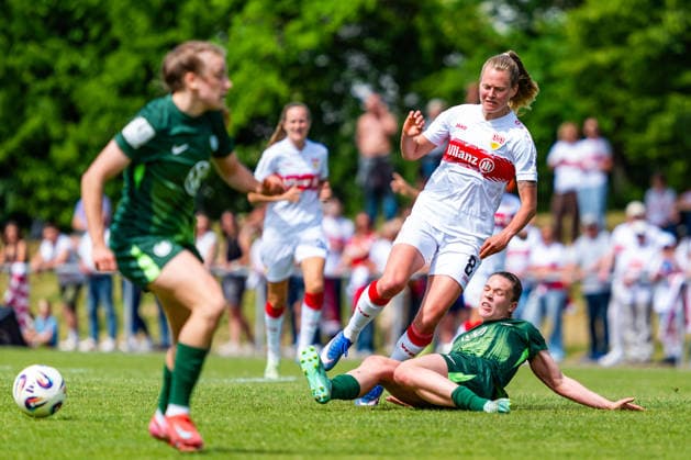2. Frauen-Bundesliga: VfB Stuttgart vs. Vfl Wolfsburg II; 10.05.2026 Stuttgart, GERMANY - 10. Mai 2026: Karla Brinkmann (VfL Wolfsburg II, 2) im Zweikampf gegen Maximiliane Rall (VfB Stuttgart, 8) während dem Match zwischen dem VfB Stuttgart und dem Vfl Wolfsburg II am 25. Spieltag der 2. Frauen-Bundesliga auf dem Sportgelände des PSV Stuttgart. Copyright: xBEAUTIFULxSPORTS Steinx