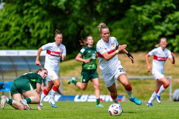 2. Frauen-Bundesliga: VfB Stuttgart vs. Vfl Wolfsburg II; 10.05.2026 Stuttgart, GERMANY - 10. Mai 2026: Jana Beuschlein (VfB Stuttgart, 20) nach gewonnenem Zweikampf gegen Lilly Meister (VfL Wolfsburg II, 4) während dem Match zwischen dem VfB Stuttgart und dem Vfl Wolfsburg II am 25. Spieltag der 2. Frauen-Bundesliga auf dem Sportgelände des PSV Stuttgart. Copyright: xBEAUTIFULxSPORTS Steinx