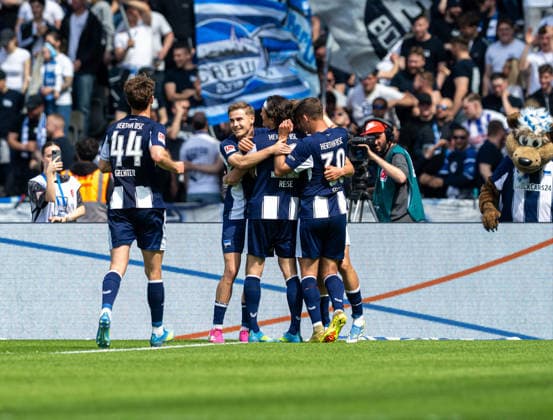 Fussball, Herren, Saison 2025 2026, 2. Bundesliga (33. Spieltag), Hertha BSC - SpVgg Greuther Fürth, v.l. Linus Gechter (Hertha BSC), Marten Winkler (Hertha BSC), Fabian Reese (Hertha BSC), Kennet Eichhorn (Hertha BSC), Paul Seguin (Hertha BSC), Jubel nach Tor zum 1:0, 10.05. 2026,