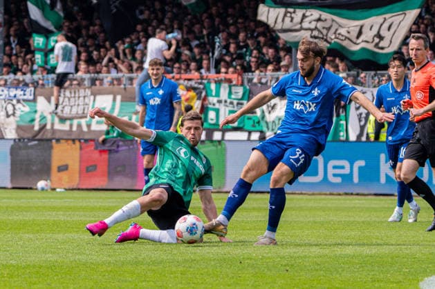 Münster, Deutschland 10. Mai 2026: 2. BL - 2025 2026 - Sp. 33 - SC Preußen Münster gegen SV Darmstadt 98 Im Bild: v. li. im Zweikampf Imad Rondic (PRM) und Killian Corredor (Darmstadt) DFL DFB regulations prohibit any use of photographs as image sequences and or quasi-video LVM Preussenstadion Nordrhein Westfalen