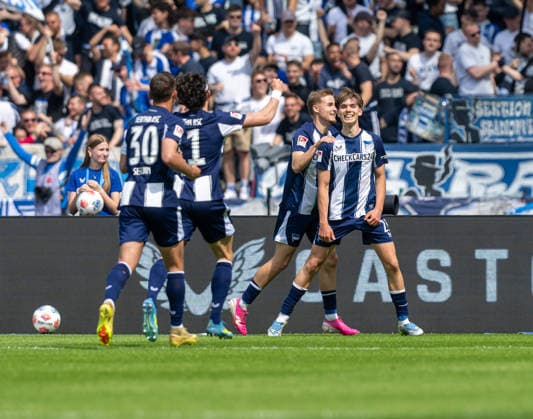 Fussball, Herren, Saison 2025 2026, 2. Bundesliga (33. Spieltag), Hertha BSC - SpVgg Greuther Fürth, v.l. Paul Seguin (Hertha BSC), Fabian Reese (Hertha BSC), Marten Winkler (Hertha BSC), Kennet Eichhorn (Hertha BSC), Jubel nach Tor zum 1:0, 10.05. 2026,