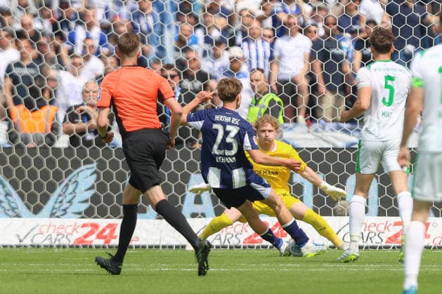 10.05.2025, xtgx, Fussball 2. Bundesliga, Hertha BSC Berlin - SpVgg Greuther Fürth emspor, v.l. Kennet Eichhorn (Hertha, 23) schiesst Tor, schießt, Torschuetze, erzielt Tor, Treffer, scores the goal 1:0 (DFL DFB REGULATIONS PROHIBIT ANY USE OF PHOTOGRAPHS as IMAGE SEQUENCES and or QUASI-VIDEO) Berlin