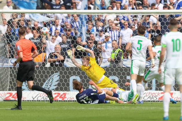 10.05.2025, xtgx, Fussball 2. Bundesliga, Hertha BSC Berlin - SpVgg Greuther Fürth emspor, v.l. Kennet Eichhorn (Hertha, 23) schiesst Tor, schießt, Torschuetze, erzielt Tor, Treffer, scores the goal 1:0 (DFL DFB REGULATIONS PROHIBIT ANY USE OF PHOTOGRAPHS as IMAGE SEQUENCES and or QUASI-VIDEO) Berlin