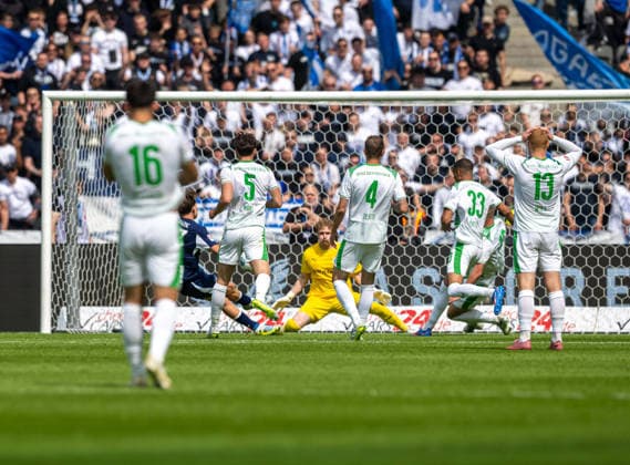 Fussball, Herren, Saison 2025 2026, 2. Bundesliga (33. Spieltag), Hertha BSC - SpVgg Greuther Fürth, Kennet Eichhorn (Hertha BSC) erzielt das Tor zum 1:0 gegen Reno Münz (Fürth), Torhüter Silas Prüfrock (Fürth), Philipp Ziereis (Fürth), Maximilian Dietz (Fürth) und Jan Elvedi (Fürth), 10.05. 2026,
