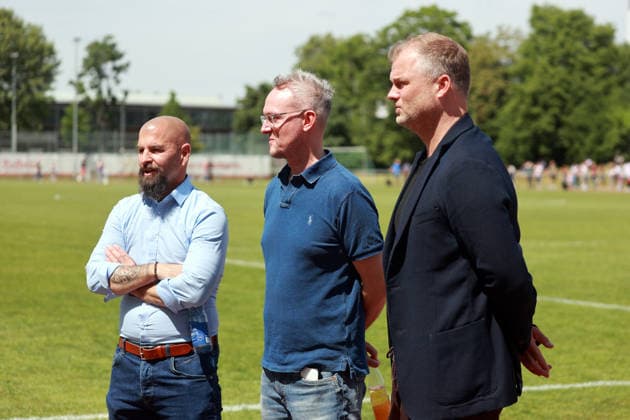 10.05.26 Frauen VfB Stuttgart - VfL Wofsburg II Deutschland, Stuttgart, 10.05.2026, Fussball, Frauen, 2. Bundesliga, Saison 2025 2026, VfB Stuttgart - VfL Wolfsburg II: v.l. Sascha Glass (Teammanager Frauen VfB Stuttgart), Alexander Wehrle (Vorstand VfB Stuttgart), Fabian Wohlgemuth (Vorstand VfB Stuttgart).