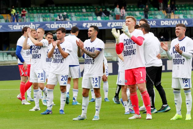 Como™s celebration in the end during the Serie A soccer match between Hellas Verona and Como at the Bentegodi Stadium in Verona, north west Italy - Sunday , May 10 , 2026. - Soccer .  Copyright: xPaolaxGarbuio Lapressex