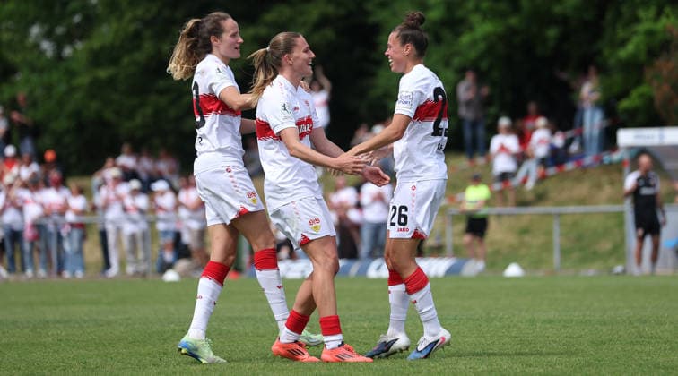 10.05.2026, Deutschland, Stuttgart, Fußball Frauen 2. Bundesliga, VfB Stuttgart vs. VfL Wolfsburg II, Jubel über das Tor zum 3:1, v.l. Fabienne Dongus, Julia Glaser, Torschützin Nicole Billa