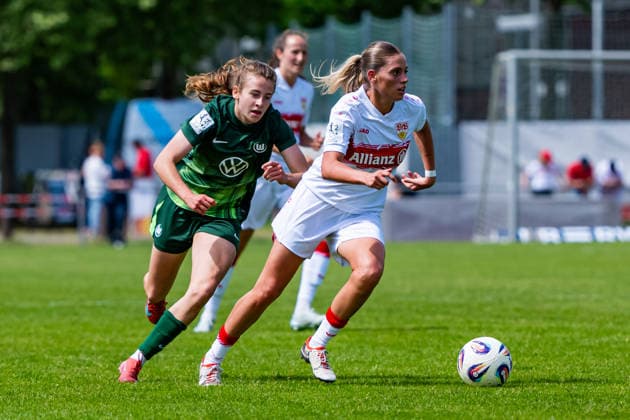 2. Frauen-Bundesliga: VfB Stuttgart vs. Vfl Wolfsburg II; 10.05.2026 Stuttgart, GERMANY - 10. Mai 2026: Dafina Redzepi (VfB Stuttgart, 7) im Laufduell gegen Elena Gößler (VfL Wolfsburg II, 14) während dem Match zwischen dem VfB Stuttgart und dem Vfl Wolfsburg II am 25. Spieltag der 2. Frauen-Bundesliga auf dem Sportgelände des PSV Stuttgart. Copyright: xBEAUTIFULxSPORTS Steinx