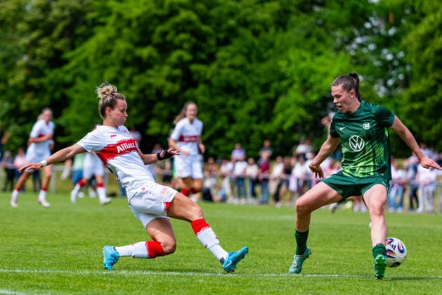2. Frauen-Bundesliga: VfB Stuttgart vs. Vfl Wolfsburg II; 10.05.2026 Stuttgart, GERMANY - 10. Mai 2026: Jana Beuschlein (VfB Stuttgart, 20) tunnelt Karla Brinkmann (VfL Wolfsburg II, 2) im Zweikampf während dem Match zwischen dem VfB Stuttgart und dem Vfl Wolfsburg II am 25. Spieltag der 2. Frauen-Bundesliga auf dem Sportgelände des PSV Stuttgart. Copyright: xBEAUTIFULxSPORTS Steinx