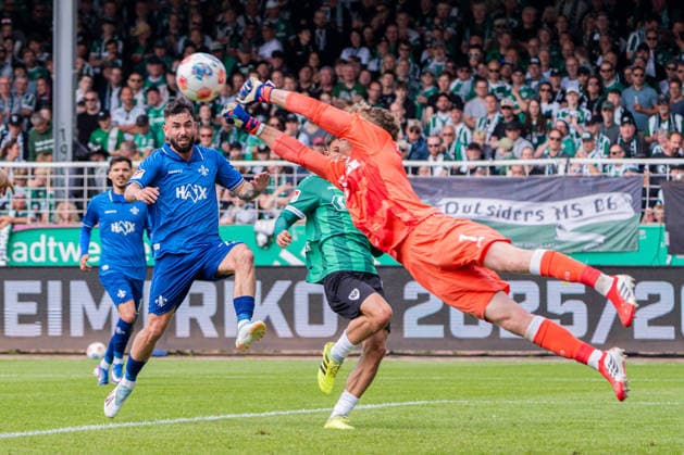Münster, Deutschland 10. Mai 2026: 2. BL - 2025 2026 - Sp. 33 - SC Preußen Münster gegen SV Darmstadt 98 Im Bild: v. li. im Zweikampf Marco Richter (Darmstadt) und Torwart Johannes Schenk (PRM) DFL DFB regulations prohibit any use of photographs as image sequences and or quasi-video LVM Preussenstadion Nordrhein Westfalen