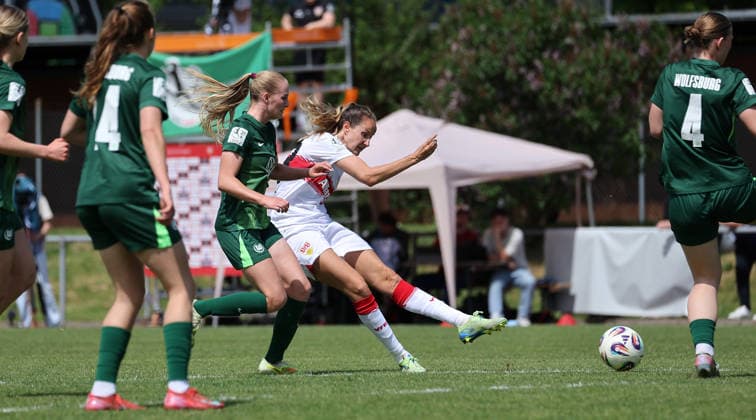 10.05.2026, Deutschland, Stuttgart, Fußball Frauen 2. Bundesliga, VfB Stuttgart vs. VfL Wolfsburg II, Tor zum 1:0 durch Torschützin Fabienne Dongus (VfB, Mitte)