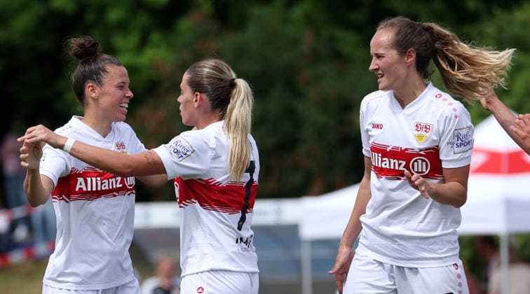 10.05.2026, Deutschland, Stuttgart, Fußball Frauen 2. Bundesliga, VfB Stuttgart vs. VfL Wolfsburg II, Jubel über das Tor zum 3:1, v.l. Torschützin Nicole Billa, Daphina Redzepi, Fabienne Dongus (VfB)