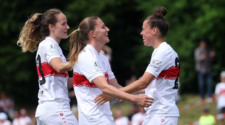 10.05.2026, Deutschland, Stuttgart, Fußball Frauen 2. Bundesliga, VfB Stuttgart vs. VfL Wolfsburg II, Jubel über das Tor zum 3:1, v.l. Fabienne Dongus, Julia Glaser, Torschützin Nicole Billa