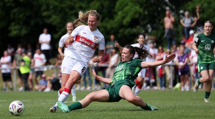 10.05.2026, Deutschland, Stuttgart, Fußball Frauen 2. Bundesliga, VfB Stuttgart vs. VfL Wolfsburg II, v.l. Maximiliane Rall (VfB), Karla Brinkmann (Wolfsburg)