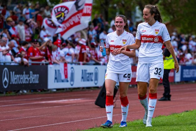 2. Frauen-Bundesliga: VfB Stuttgart vs. Vfl Wolfsburg II; 10.05.2026 Stuttgart, GERMANY - 10. Mai 2026: Reena Wichmann (VfB Stuttgart, 28) und Torschützin 1:0 Tamar Dongus (VfB Stuttgart, 32) auf dem Weg in die Halbzeitpause während dem Match zwischen dem VfB Stuttgart und dem Vfl Wolfsburg II am 25. Spieltag der 2. Frauen-Bundesliga auf dem Sportgelände des PSV Stuttgart. Copyright: xBEAUTIFULxSPORTS Steinx