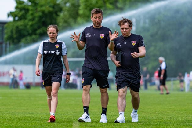 2. Frauen-Bundesliga: VfB Stuttgart vs. Vfl Wolfsburg II; 10.05.2026 Stuttgart, GERMANY - 10. Mai 2026: Nico-Schneck (VfB Stuttgart, Coach) mit Trainerstab auf dem Weg in die Kabine zur Halbzeitpause während dem Match zwischen dem VfB Stuttgart und dem Vfl Wolfsburg II am 25. Spieltag der 2. Frauen-Bundesliga auf dem Sportgelände des PSV Stuttgart. Copyright: xBEAUTIFULxSPORTS Steinx