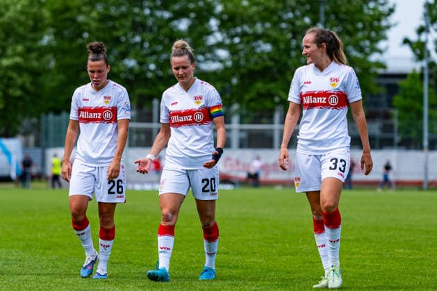 2. Frauen-Bundesliga: VfB Stuttgart vs. Vfl Wolfsburg II; 10.05.2026 Stuttgart, GERMANY - 10. Mai 2026: Nicole Billa (VfB Stuttgart, 26), Jana Beuschlein (VfB Stuttgart, 20) und Fabienne Dongus (VfB Stuttgart, 33) auf dem Weg in die Kabine zur Halbzeitpause während dem Match zwischen dem VfB Stuttgart und dem Vfl Wolfsburg II am 25. Spieltag der 2. Frauen-Bundesliga auf dem Sportgelände des PSV Stuttgart. Copyright: xBEAUTIFULxSPORTS Steinx