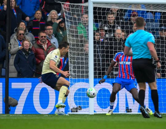 Crystal Palace v Everton Premier League James Tarkowski scores the first goal for his team of Everton during the Premier League match at Selhurst Park, London 10 05 2026 UK Newspapers OUT Copyright: xMalcolmxFellx FIL-23415-0022