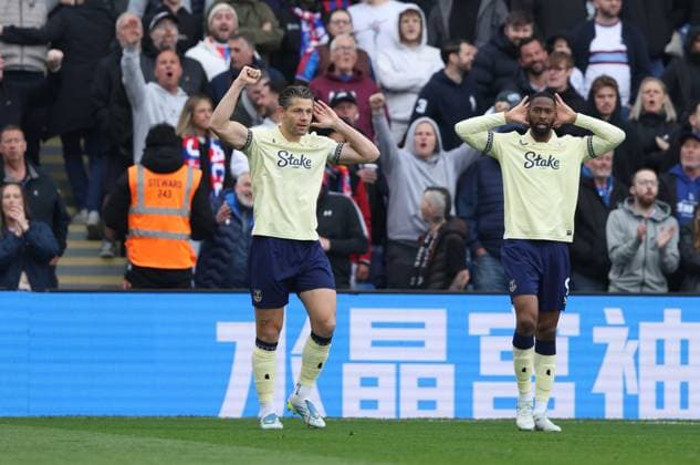 Premier League - Crystal Palace FC v Everton FC LONDON, ENGLAND, MAY 10: GOAL 1-0, James Tarkowski of Everton goal celebration with Beto of Everton after scoring a goal to put Everton 1-0 ahead during the Premier League match between Crystal Palace FC v Everton FC at Selhurst Park Stadium, London, England, on May 10. (Photo by Daniel Weir) London Selhurst Park Stadium England Copyright: xDanielxWeir SportsxPressxPhotox Sportspressphoto_SPR143730