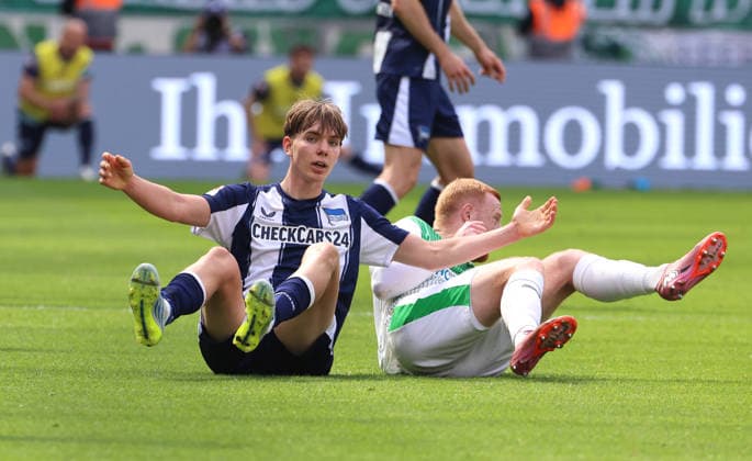 Kennet Eichhorn gestikulierend, Paul Will Fußball Fussball DFL 2.Bundesliga Herren 33.Spieltag Saison 2025 2026 10.05.2026 Hertha BSC Berlin vs. SpVgg Greuther Fürth DFL regulations prohibit any use of photographs as image sequences and or quasi-video