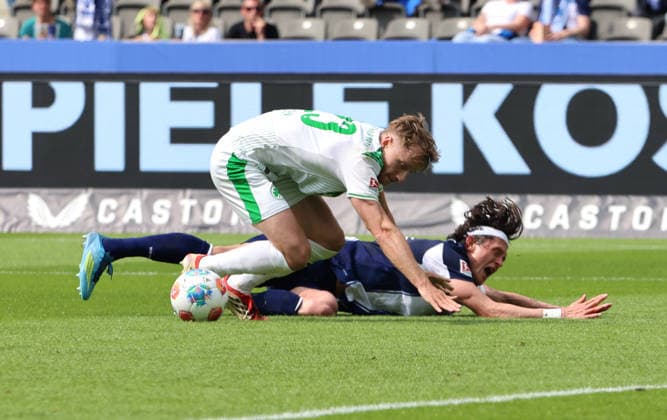 Fabian Reese, Maximilian Dietz Zweikampf Spielszene Aktion Fußball Fussball DFL 2.Bundesliga Herren 33.Spieltag Saison 2025 2026 10.05.2026 Hertha BSC Berlin vs. SpVgg Greuther Fürth DFL regulations prohibit any use of photographs as image sequences and or quasi-video