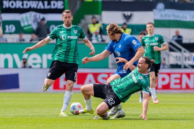 Münster, Deutschland 10. Mai 2026: 2. BL - 2025 2026 - Sp. 33 - SC Preußen Münster gegen SV Darmstadt 98 Im Bild: v. li. im Zweikampf Torge Paetow (PRM), Fynn-Luca Lakennmacher (Darmstadt) und Jannis Heuer (PRM) DFL DFB regulations prohibit any use of photographs as image sequences and or quasi-video LVM Preussenstadion Nordrhein Westfalen