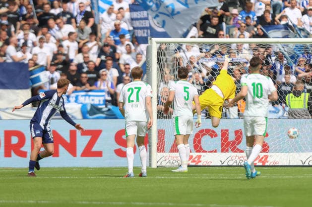 10.05.2025, xtgx, Fussball 2. Bundesliga, Hertha BSC Berlin - SpVgg Greuther Fürth emspor, v.l. Michael Cuisance (Hertha, 10) schiesst Tor, schießt, Torschuetze, erzielt Tor, Treffer, scores the goal 2:0 (DFL DFB REGULATIONS PROHIBIT ANY USE OF PHOTOGRAPHS as IMAGE SEQUENCES and or QUASI-VIDEO) Berlin
