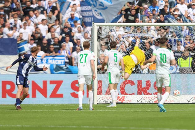 10.05.2025, xtgx, Fussball 2. Bundesliga, Hertha BSC Berlin - SpVgg Greuther Fürth emspor, v.l. Michael Cuisance (Hertha, 10) schiesst Tor, schießt, Torschuetze, erzielt Tor, Treffer, scores the goal 2:0 (DFL DFB REGULATIONS PROHIBIT ANY USE OF PHOTOGRAPHS as IMAGE SEQUENCES and or QUASI-VIDEO) Berlin