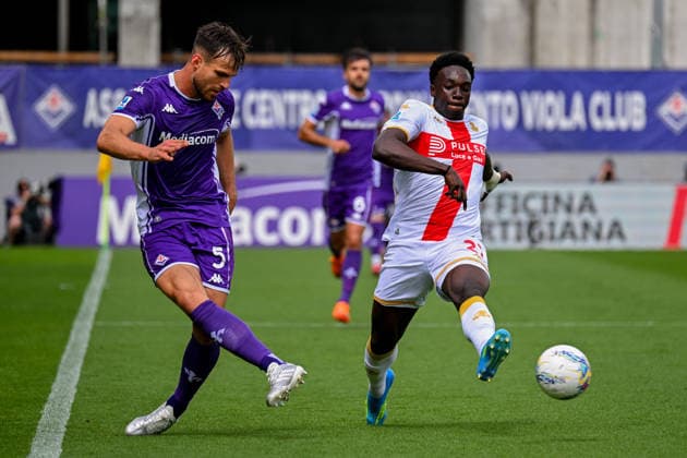 Fiorentina s Pongracic fights for the ball with Genoa™s Jeff Ekhator during the Serie A soccer match between Fiorentina and Genoa at the Artemio Franchi Stadium in Florence, Italy - Sunday, May 10, 2026. - Soccer .  Copyright: xTanoxPecoraro LaPressex