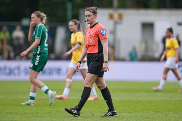 Schiedsrichterin Sina Gieringer in ihrem ersten Spiel in der Googe Pixel Frauen-Bundesliga, erstes Bundesligaspiel, Bundesliga, DIE DFB-RICHTLINIEN UNTERSAGEN JEGLICHE NUTZUNG VON FOTOS ALS SEQUENZBILDER UND ODER VIDEOÄHNLICHE FOTOSTRECKEN. DFB REGULATIONS PROHIBIT ANY USE OF PHOTOGRAPHS AS IMAGE SEQUENCES AND OR QUASI-VIDEO., 10.05.2026, Bremen (Deutschland), Fussball, Google Pixel Frauen-Bundesliga, SV Werder Bremen - FC Carl Zeiss Jena