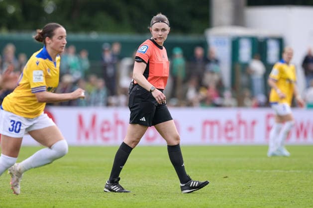 Schiedsrichterin Sina Gieringer in ihrem ersten Spiel in der Googe Pixel Frauen-Bundesliga, erstes Bundesligaspiel, Bundesliga, DIE DFB-RICHTLINIEN UNTERSAGEN JEGLICHE NUTZUNG VON FOTOS ALS SEQUENZBILDER UND ODER VIDEOÄHNLICHE FOTOSTRECKEN. DFB REGULATIONS PROHIBIT ANY USE OF PHOTOGRAPHS AS IMAGE SEQUENCES AND OR QUASI-VIDEO., 10.05.2026, Bremen (Deutschland), Fussball, Google Pixel Frauen-Bundesliga, SV Werder Bremen - FC Carl Zeiss Jena