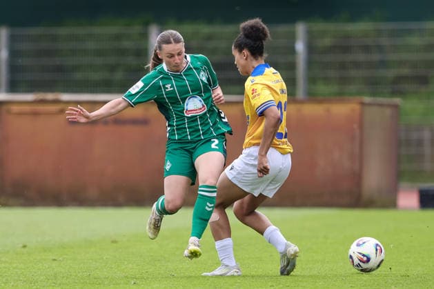 v.li.: Chiara D Angelo (SV Werder Bremen, 2) und Josephine Bonsu (FC Carl Zeiss Jena, 23) im Zweikampf, Duell, Dynamik, Aktion, Action, Spielszene, DIE DFB-RICHTLINIEN UNTERSAGEN JEGLICHE NUTZUNG VON FOTOS ALS SEQUENZBILDER UND ODER VIDEOÄHNLICHE FOTOSTRECKEN. DFB REGULATIONS PROHIBIT ANY USE OF PHOTOGRAPHS AS IMAGE SEQUENCES AND OR QUASI-VIDEO., 10.05.2026, Bremen (Deutschland), Fussball, Google Pixel Frauen-Bundesliga, SV Werder Bremen - FC Carl Zeiss Jena