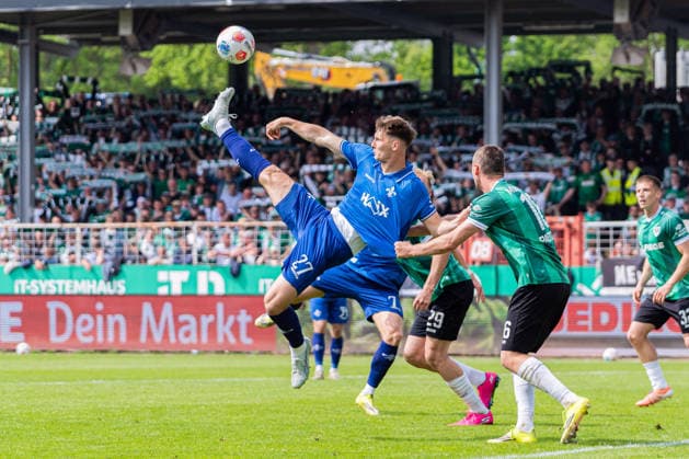 Münster, Deutschland 10. Mai 2026: 2. BL - 2025 2026 - Sp. 33 - SC Preußen Münster gegen SV Darmstadt 98 Im Bild: v. li. im Zweikampf Bartosz Bialek (Darmstadt) und Torge Paetow (PRM) DFL DFB regulations prohibit any use of photographs as image sequences and or quasi-video LVM Preussenstadion Nordrhein Westfalen