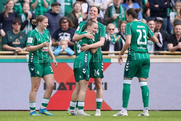 v.li.: Sarah Gutmann (SV Werder Bremen, 32), Torschützin Sarah Ernst (SV Werder Bremen, 26), Lara Schmidt (SV Werder Bremen, 24) und Hanna Nemeth (SV Werder Bremen, 23) mit Torjubel, Jubel, jubeln, jubelt, optimistisch, Spielszene, Highlight, Freude über das Tor zum 6:0, DIE DFB-RICHTLINIEN UNTERSAGEN JEGLICHE NUTZUNG VON FOTOS ALS SEQUENZBILDER UND ODER VIDEOÄHNLICHE FOTOSTRECKEN. DFB REGULATIONS PROHIBIT ANY USE OF PHOTOGRAPHS AS IMAGE SEQUENCES AND OR QUASI-VIDEO., 10.05.2026, Bremen (Deutschland), Fussball, Google Pixel Frauen-Bundesliga, SV Werder Bremen - FC Carl Zeiss Jena *** from left Sarah Gutmann SV Werder Bremen, 32 , goal scorer Sarah Ernst SV Werder Bremen, 26 , Lara Schmidt SV Werder Bremen, 24 and Hanna Nemeth SV Werder Bremen, 23 with goal celebration, cheering, jubilant, optimistic, game scene, highlight, joy about the goal for 6 0, THE DFB REGULATIONS PROHIBIT ANY USE OF PHOTOGRAPHS AS IMAGE SEQUENCES AND OR QUASI VIDEO , 10 05 2026, Bremen Germany , Football, Google Pixel Womens Bundesliga, SV Werder Bremen FC Carl Zeiss Jena xobx