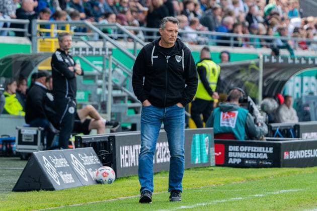 Münster, Deutschland 10. Mai 2026: 2. BL - 2025 2026 - Sp. 33 - SC Preußen Münster gegen SV Darmstadt 98 Im Bild: Trainer Alois Schwartz (PRM) ist nachdenklich auf dem Spielfeld. DFL DFB regulations prohibit any use of photographs as image sequences and or quasi-video LVM Preussenstadion Nordrhein Westfalen