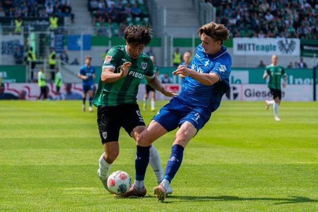 Münster, Deutschland 10. Mai 2026: 2. BL - 2025 2026 - Sp. 33 - SC Preußen Münster gegen SV Darmstadt 98 Im Bild: v. li. im Zweikampf Shin Yamada (PRM) und Grayson Dettoni (Darmstadt) DFL DFB regulations prohibit any use of photographs as image sequences and or quasi-video LVM Preussenstadion Nordrhein Westfalen