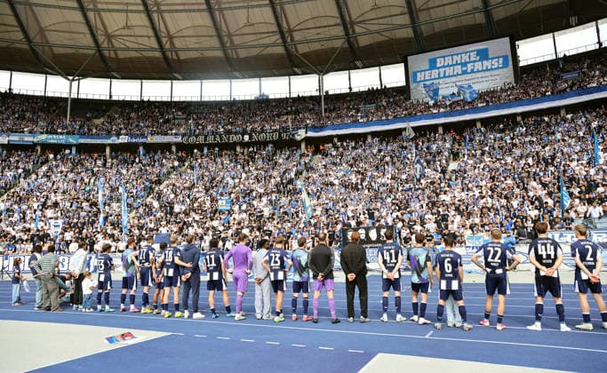 Hertha Mannschaft bei der Ehrenrunde nach Spielende vor den Fans Fußball Fussball DFL 2.Bundesliga Herren 33.Spieltag Saison 2025 2026 10.05.2026 Hertha BSC Berlin vs. SpVgg Greuther Fürth DFL regulations prohibit any use of photographs as image sequences and or quasi-video
