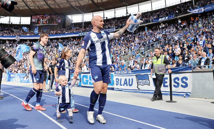 Toni Leistner mit Kindern bei der Ehrenrunde nach Spielende Fußball Fussball DFL 2.Bundesliga Herren 33.Spieltag Saison 2025 2026 10.05.2026 Hertha BSC Berlin vs. SpVgg Greuther Fürth DFL regulations prohibit any use of photographs as image sequences and or quasi-video