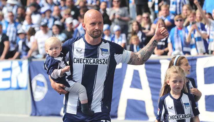 Toni Leistner mit Kindern bei der Ehrenrunde nach Spielende Fußball Fussball DFL 2.Bundesliga Herren 33.Spieltag Saison 2025 2026 10.05.2026 Hertha BSC Berlin vs. SpVgg Greuther Fürth DFL regulations prohibit any use of photographs as image sequences and or quasi-video