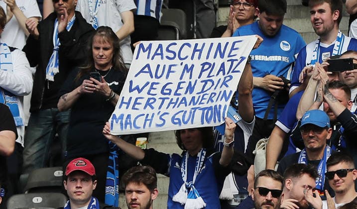 Plakat, Transparent der Herthafans für Toni Leistner Fußball Fussball DFL 2.Bundesliga Herren 33.Spieltag Saison 2025 2026 10.05.2026 Hertha BSC Berlin vs. SpVgg Greuther Fürth DFL regulations prohibit any use of photographs as image sequences and or quasi-video