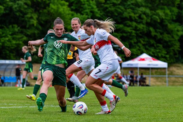 2. Frauen-Bundesliga: VfB Stuttgart vs. Vfl Wolfsburg II; 10.05.2026 Stuttgart, GERMANY - 10. Mai 2026: Zweikampf zwischen Dafina Redzepi (VfB Stuttgart, 7) und Karla Brinkmann (VfL Wolfsburg II, 2) während dem Match zwischen dem VfB Stuttgart und dem Vfl Wolfsburg II am 25. Spieltag der 2. Frauen-Bundesliga auf dem Sportgelände des PSV Stuttgart. Copyright: xBEAUTIFULxSPORTS Steinx